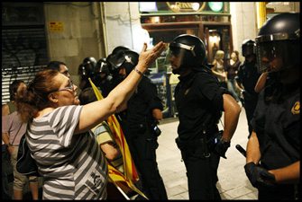 Una manifestant es queixa a un dels antiavalots perquè no els deixen fer la marxa per la Rambla. FOTO: Oriol Clavera
