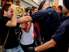 Agressió d'un Mosso contra un manifestant a favor del Roser l'11 de Setembre passat