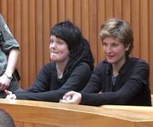 Ariadna Jové i l'australiana Bridgette Chappel poc abans de ser alliberades