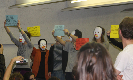 Els estudiants de la UAB van protestar contra l'acte de l'ultranacionalista espanyola Rosa Diez