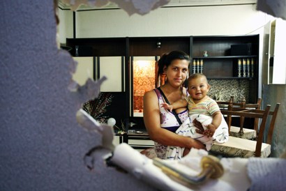 L'Angustias, dintre la casa ocupada, amb la seva criatura. FOTO: ALBERT GARCÍA