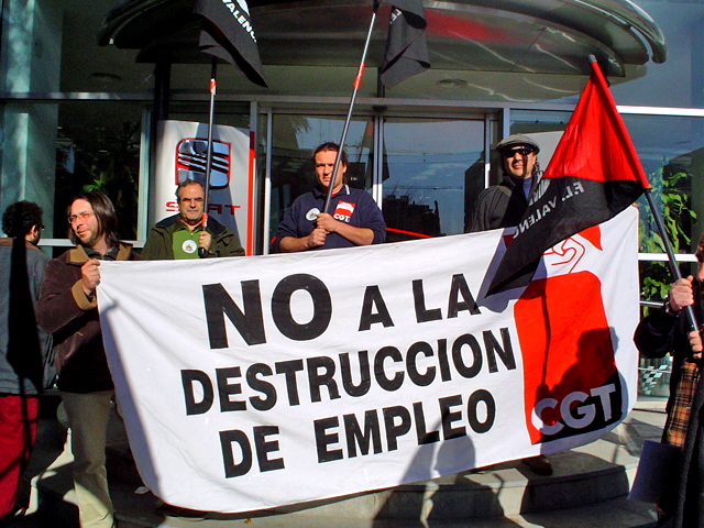 La CGT de València protesta contra els acomiadaments a la SEAT de Martorell