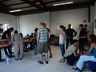 Cua per votar a darrera hora en el col·legi de Sabadell instal·lat al Casal Cancapablanca