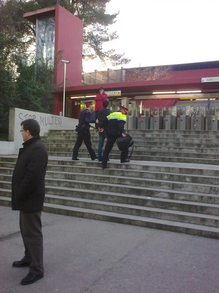 Detenció de l'estudiant a la UAB dilluns 1 de febrer. FOTO: L'ACCENT
