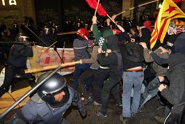Càrrega a la manifestació de dimecres al vespre. Foto: Miquel Llop
