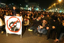 Asseguda dels manifestants durant la marxa. Foto: Miquel Llop