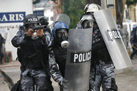 Policies carregant contra els defensors del president legítim. Foto: aljazeera.net