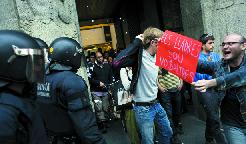 Sortida de l'hotel de luxe de Barcelona dels manifestants que van ocupar-lo durant mitja hora l'1 de Maig