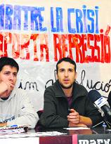 Karim (a la dreta) en un acte per denunciar el seu cas.