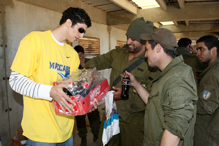 Visita dels jugadors del Maccabi als soldats israelians a Gaza - Foto: web del Maccabi