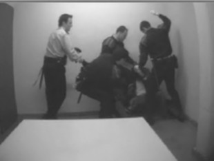 Tres Mossos torturant un detingut lligat