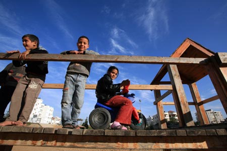 Nens jugant al Parc de Barcelona, a Gaza, poc abans que l'exèrcit israelià el destruís