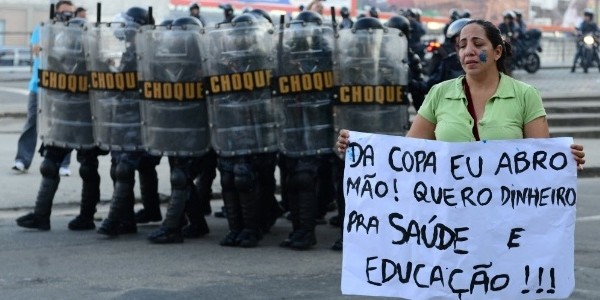 protesta-contra-mundial-de-futbol-en-Brasil