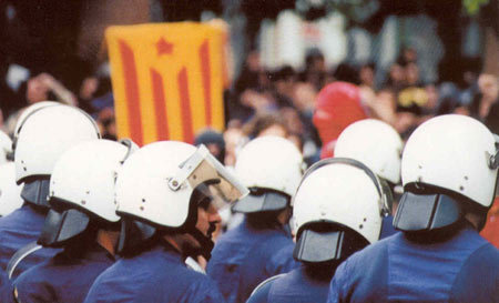 Lluita al carrer arran de la desfilada de l'exèrcit espanyol a Barcelona l'any 1999