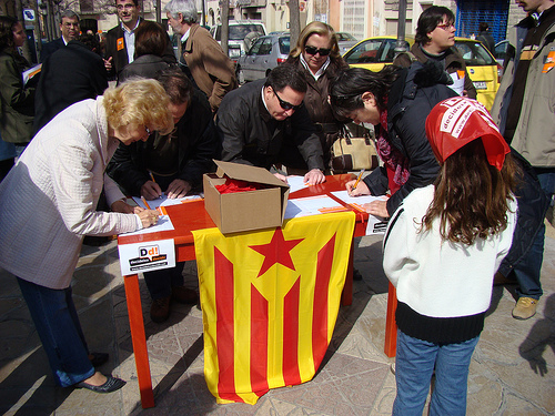 Recollida de signatura a Vilafranca del Penedès. FOTO: Jordi Salvia