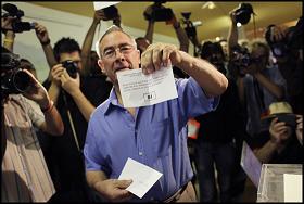 El primer elector aquest matí a Arenys de Munt. Foto: Oriol Clavera