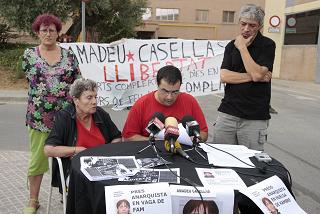 Roda de premsa de familiars i amics d'Amadeu Casellas quan estava en vaga de fam l'agost de 2008