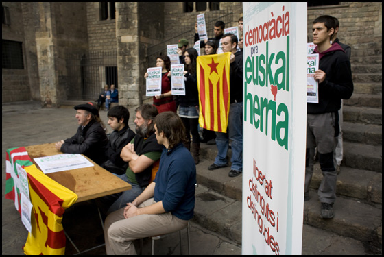 Roda de premsa de suport als 34 joves bascos detinguts. FOTO: L'ACCENT