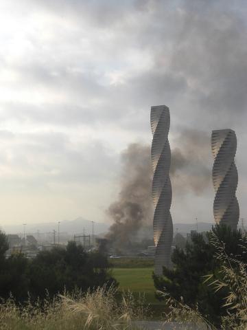 Columna de fum que es veu des del campus del tall amb pneumàtics amb foc que s'ha fet de l'autopista B30: