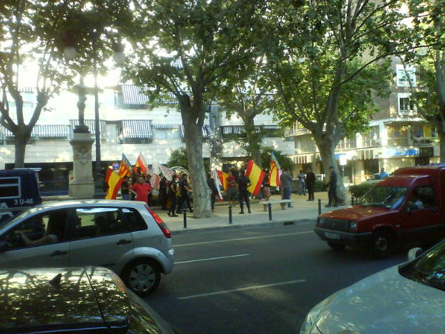 Concentració feixista contra l'acte a València. Foto: L'ACCENT