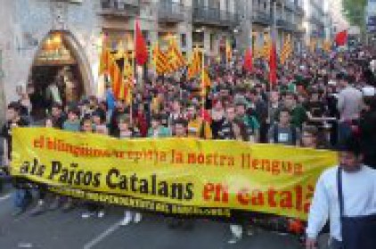 Denuncien uns policies que van retenir i amenaçar dos independentistes per Sant Jordi