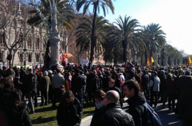 Centenars de persones es concentren davant el TSJC per defensar el català a l’escola
