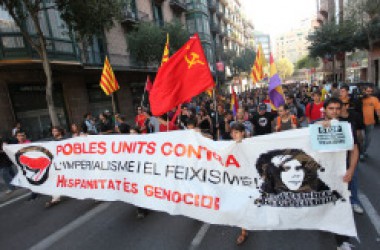 Centenars de persones es manifesten contra el feixisme i la hispanitat a Barcelona