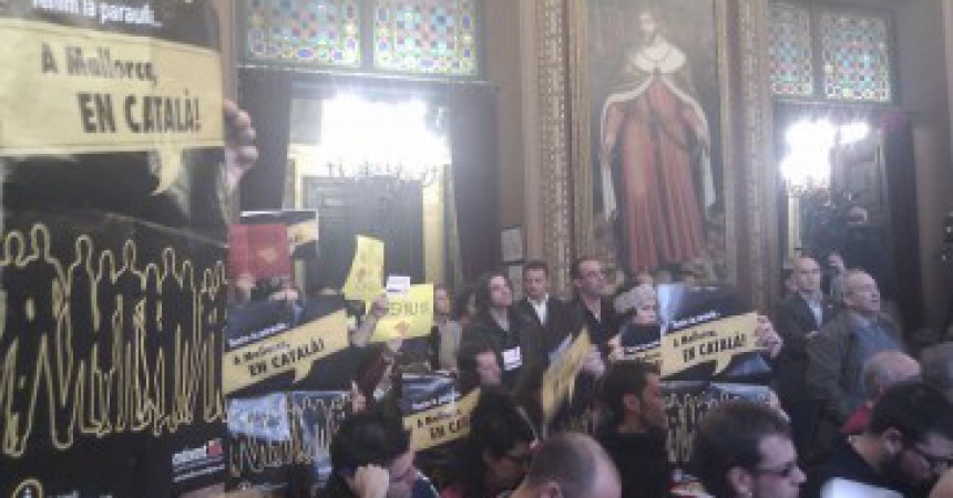 La campanya “A Mallorca, en català” intervé i interromp el ple municipal de Palma