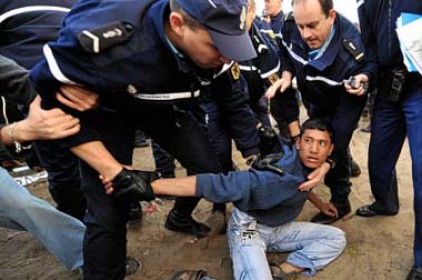 300 immigrats detinguts en el violent desallotjament de la ‘Jungla de Calais’
