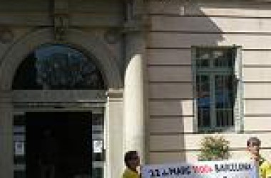 Dues persones s’encadenen a l’Ajuntament de Sant Feliu de Llobregat en defensa de Collserola