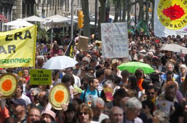 Milers de persones es manifesten a Barcelona pel tancament de les nuclears