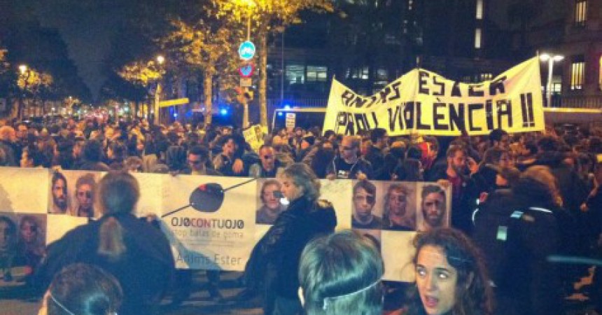 Centenars de persones es manifesten contra les bales de goma i  reclamen la dimissió de Felip Puig