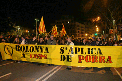 Bolonya s'aplica a cops de porra - Capçalera de la manifestació a Barcelona