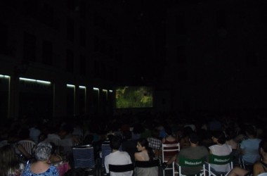 Èxit rotund del cinema a la fresca en valencià a Velluters