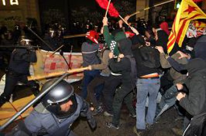 Els Mossos tornen a carregar contra els estudiants al vespre