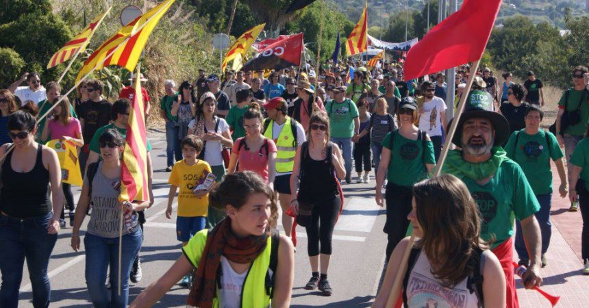 Un miler de persones camina al Garraf perquè marxin retalladors i corruptes