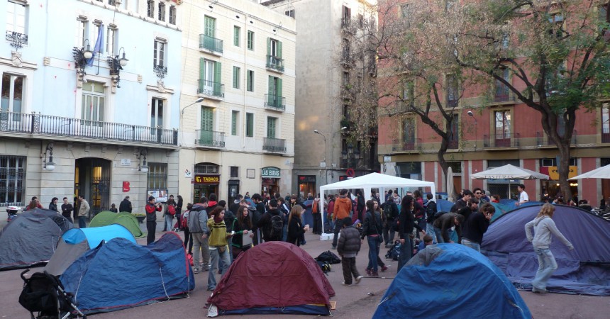 Ocupen la plaça de la vila de Gràcia per reclamar l’autogestió del Casal de Joves i denunciar la privatització