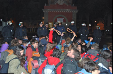 L’Ajuntament opta per la violència i desallotja els joves de Gràcia de la plaça de la Vila