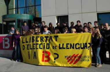 Protesten davant IB3 pel maltracte a la llengua catalana