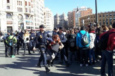 Desenes de ferits i un menor detingut en la càrrega policial contra els estudiants de l’IES Lluís Vives