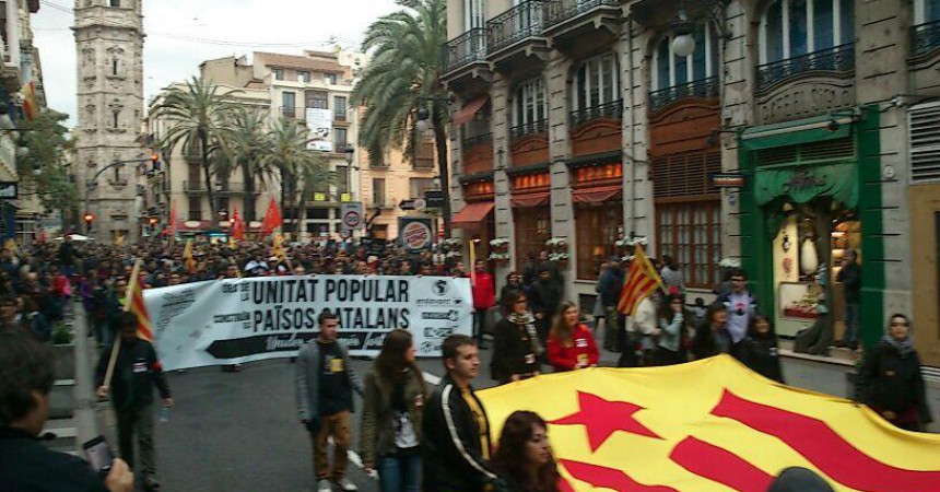 Milers de manifestants omplen València per culminar els actes de la Diada del 25 d’Abril