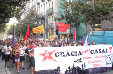 Centenars de persones es manifesten a Gràcia contra el desallotjament del Casal Popular