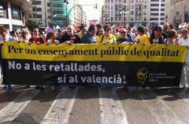 Milers de persones es manifesten a València en defensa del valencià