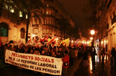 Milers de persones surten al carrer contra la retallada de les pensions