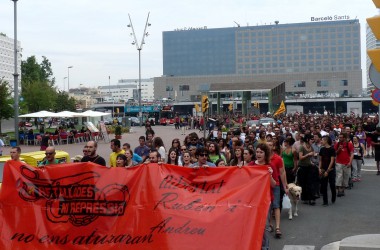 Un miler de persones reclamen a Sants la llibertat de l’Andreu i el Rubèn