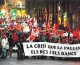 Un miler de persones desafien la pluja contra la crisi a València