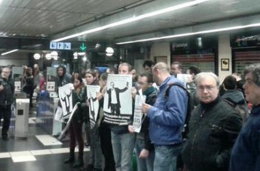 Centenars de persones es neguen a pagar al Metro de Barcelona en una acció contra l’augment de preus