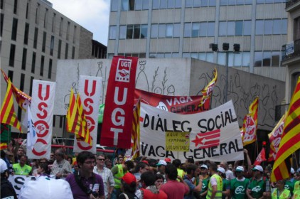 Fotografies de les pancartes desplegades per l’EI a la manifestació dels sindicats majoritaris a Barcelona