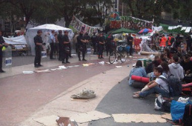 Mossos i Guàrdia Urbana han encerclat l’acampada de plaça Catalunya per desallotjar-la aquest matí