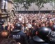 La multitud recupera la plaça Catalunya i en fa fora els Mossos